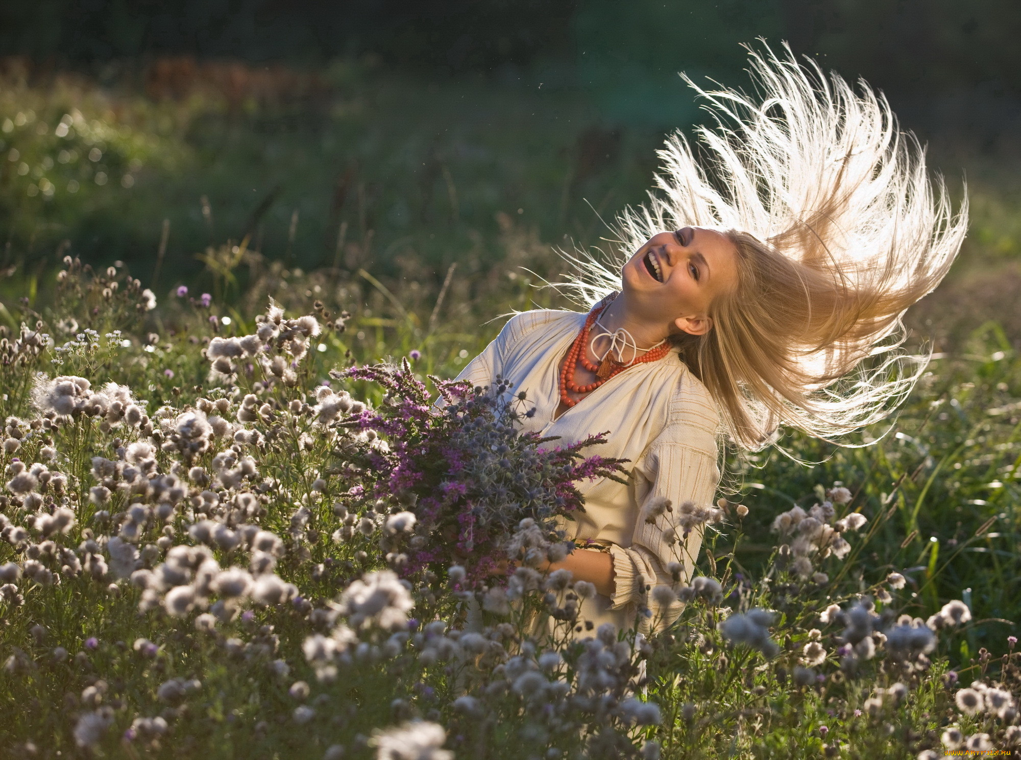 Приветлив и светел. Девушка в цветочном поле. Девушка с полевыми цветами. Полевые цветы в волосах.